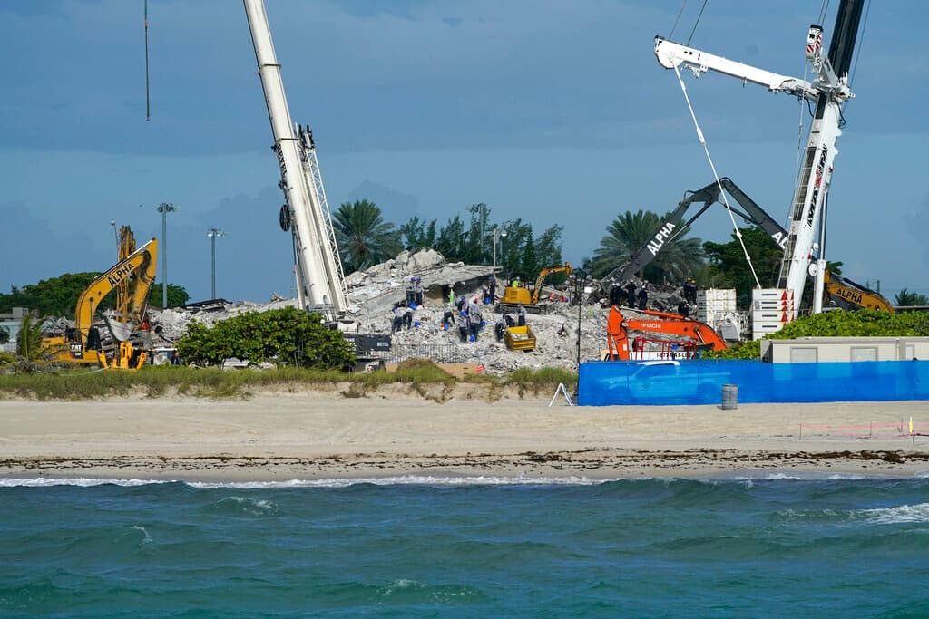 Este lunes los rescatistas recibieron autorización 
<b>para reanudar el trabajo de búsqueda de víctimas del edificio de Surfside, Florida</b>, después de que fuera derribada la noche del domingo la parte del edificio que aún seguía en pie.