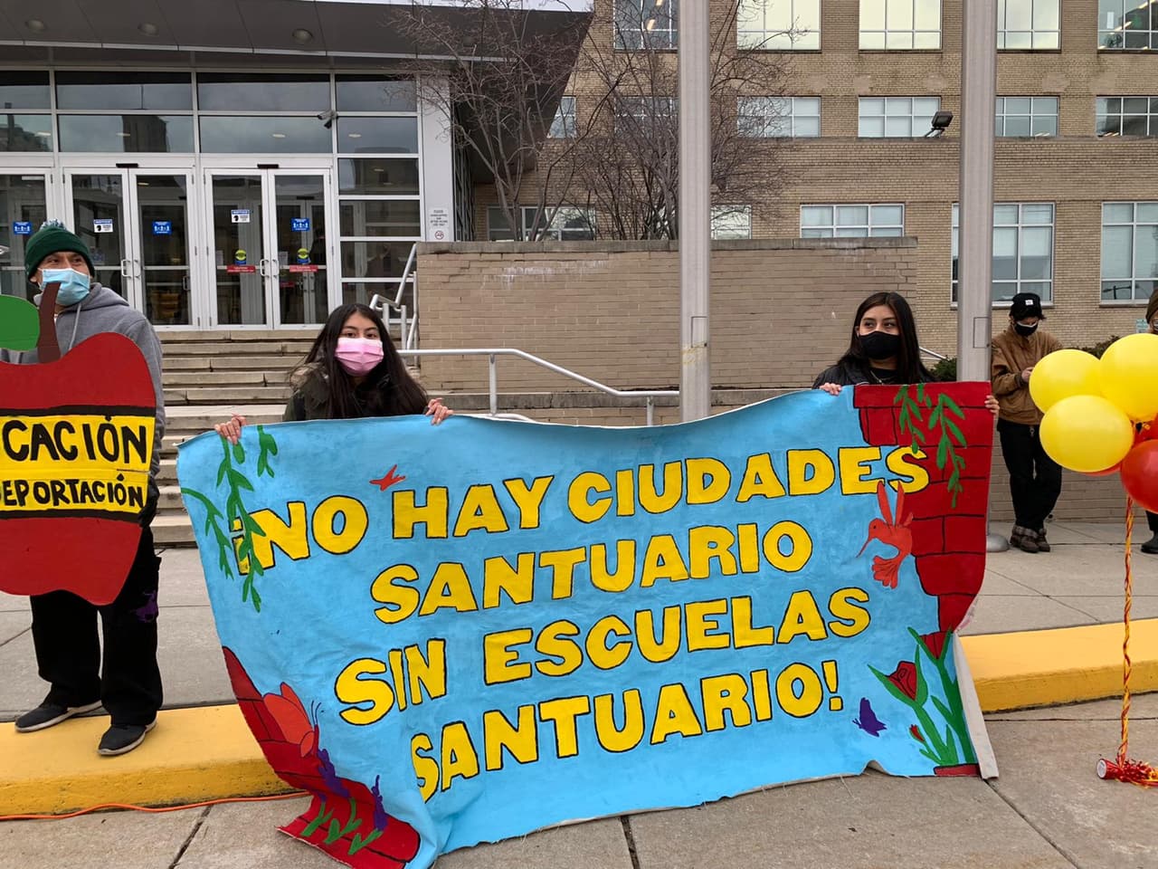 La 
<b><a href="https://juntos-website.squarespace.com/ice-u?link_id=3&can_id=e891c0a6c44144202a7cdcc941701970&email_referrer=email_1074114&email_subject=plug-in-to-our-sanctuary-schools-campaign-text-avisame-to-33222" target="_blank">Campaña de Escuelas Santuario</a></b>
<a href="https://juntos-website.squarespace.com/ice-u?link_id=3&can_id=e891c0a6c44144202a7cdcc941701970&email_referrer=email_1074114&email_subject=plug-in-to-our-sanctuary-schools-campaign-text-avisame-to-33222" target="_blank"> es una plataforma de cinco puntos</a>. Como se establece en su 
<a href="https://static1.squarespace.com/static/5e87b6c942d6ad2f0f981d4a/t/60367c2209dfb45c2061c075/1614183458939/Copy+of+FINAL+Sanctuary+School+Resolution+Philadelphia++.pdf" target="_blank">Resolución del Consejo Escolar</a>, 
<b><a href="https://juntos-website.squarespace.com/" target="_blank">Juntos</a></b>
<a href="https://juntos-website.squarespace.com/" target="_blank"> </a>quiere que las escuelas sean controladas por la comunidad, libres de criminalización, y entornos de curación, donde se priorice una educación adecuada y culturalmente sensible.
<br>