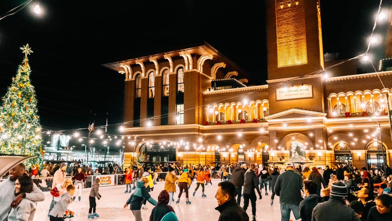 Main Street luce encantadora con la decoración de luces y coronas. 
<b>Con más de 200 opciones de restaurantes y cafés</b>, también descubrirás una amplia variedad de lugares y exhibiciones gratuitas i
<b>deales para capturar hermosas fotografías</b>.
