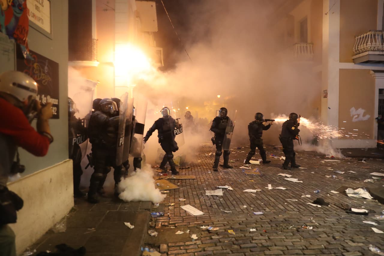 La policía usando gas lacrimógeno y disparando balas de goma a última hora de la noche del miércoles durante la protesta.