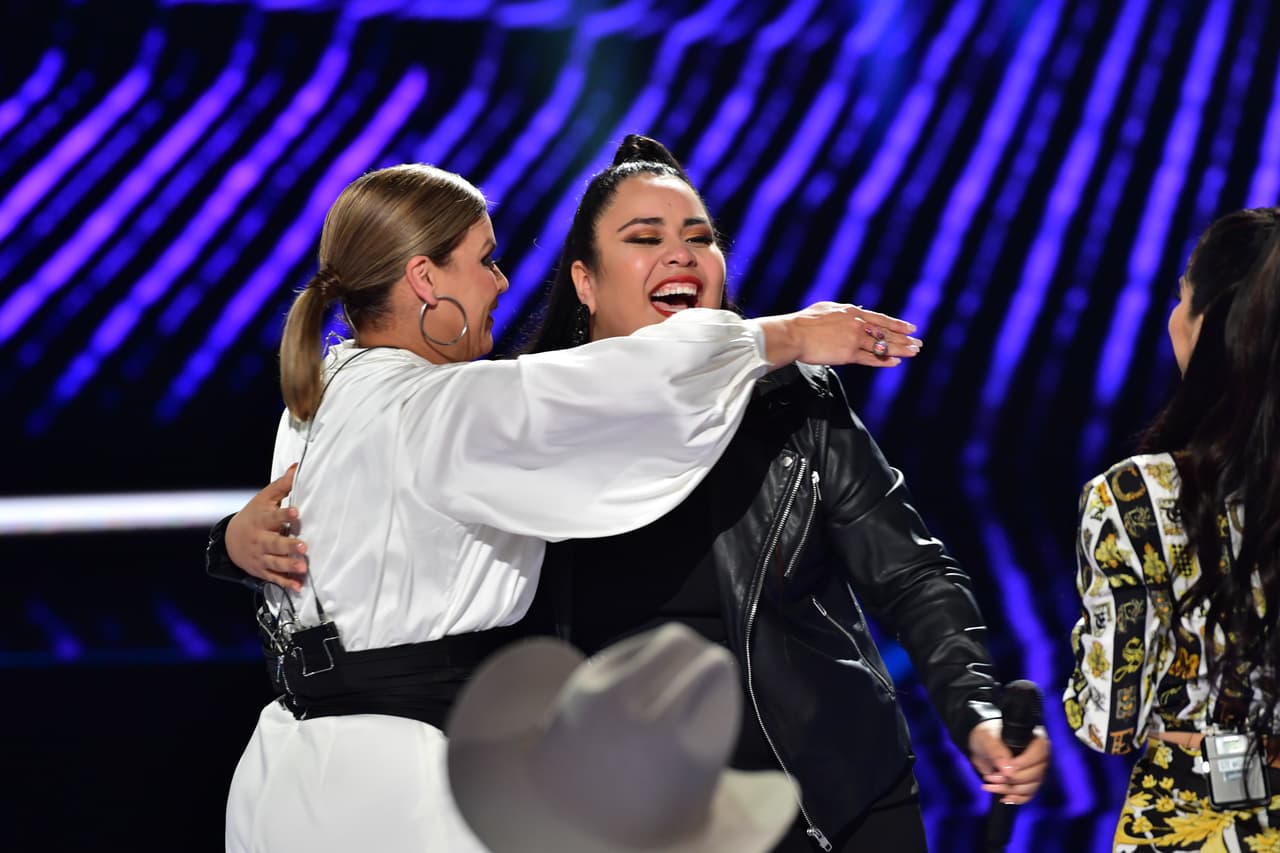 Itzel fascinó a los jueces con su historia, tanto que se pusieron de pie tras su interpretación y subieron al escenario a abrazarla.