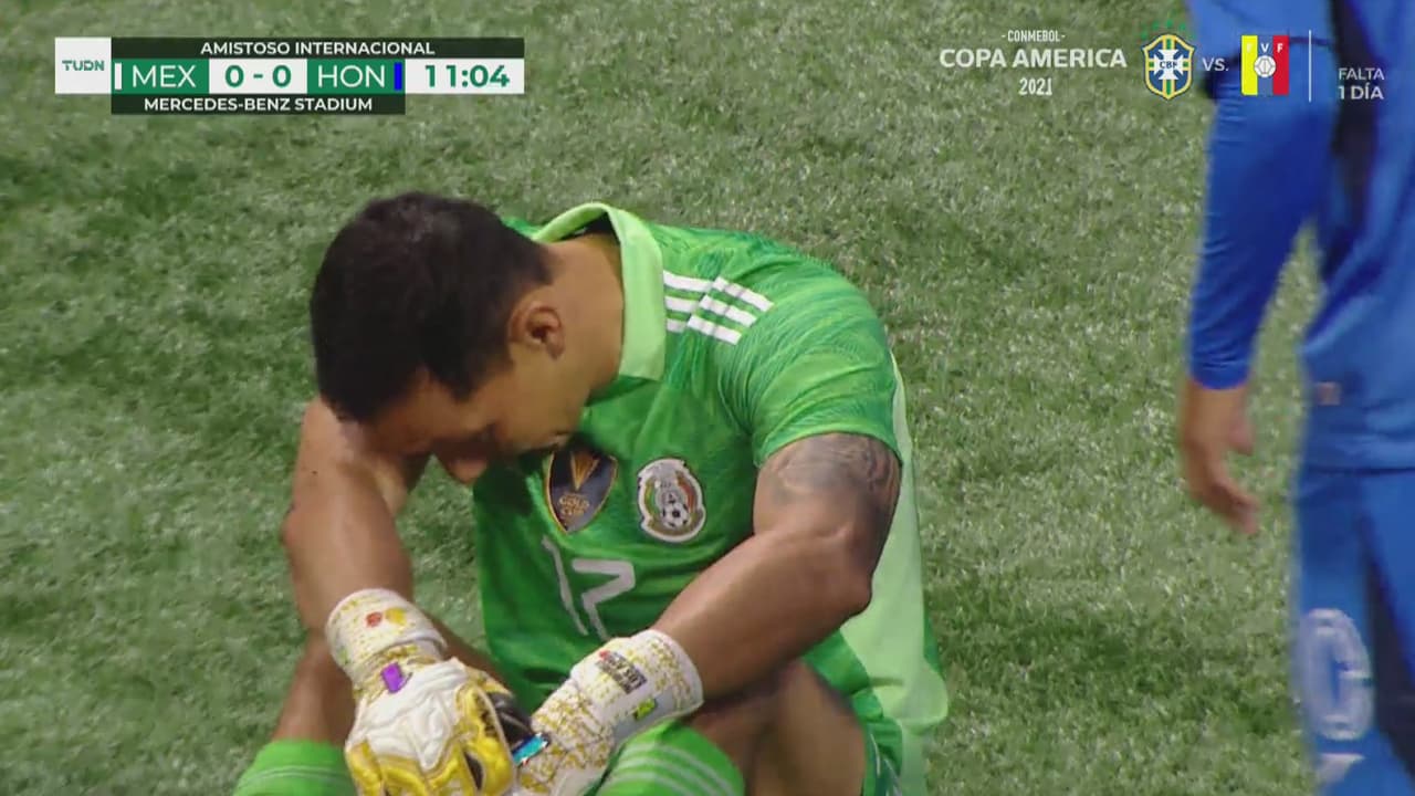 ¡Salva a México del gol en contra! Gran achique de Cota ante Benguché