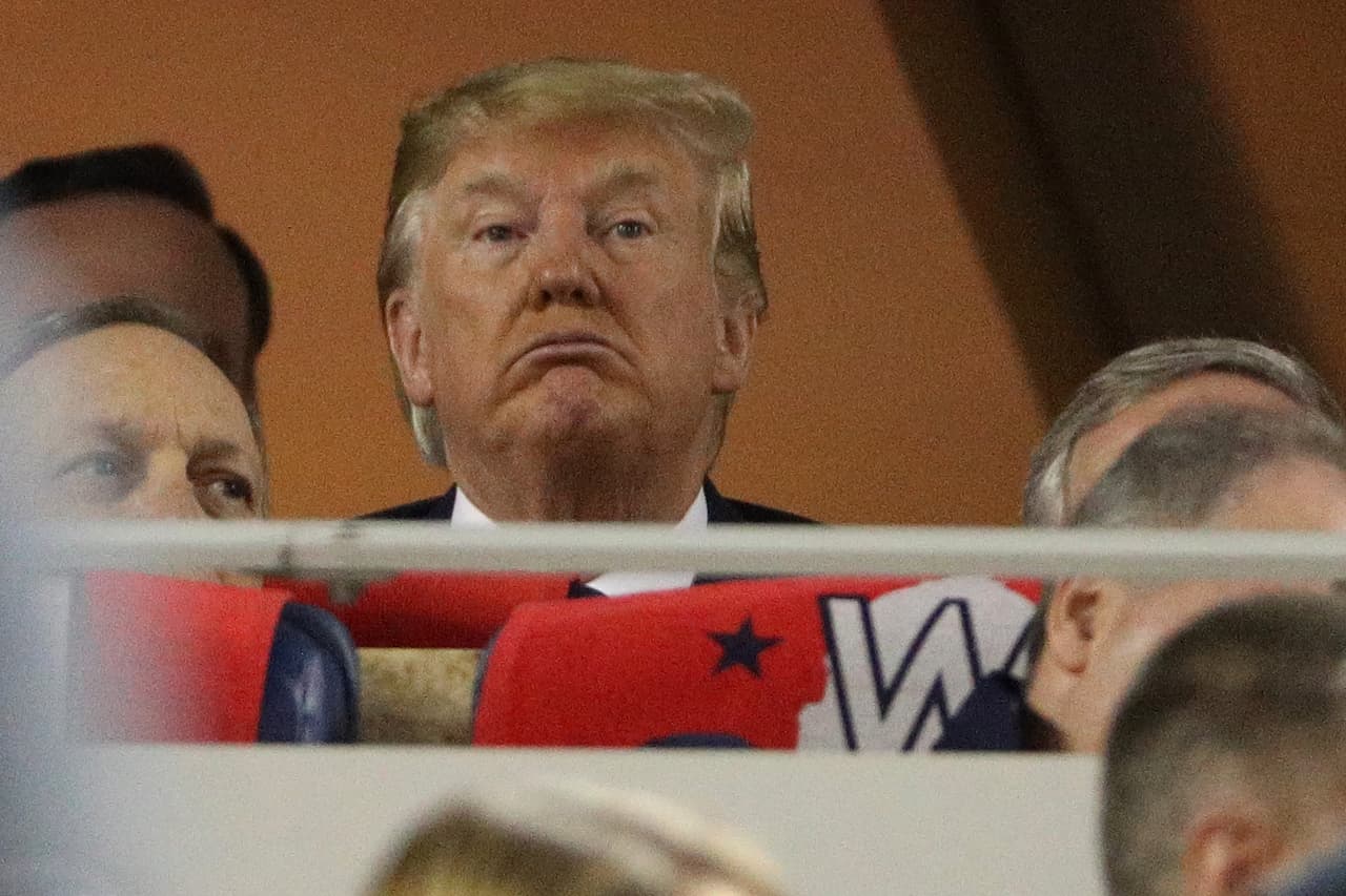 Trump sonrió ante lo sucedido y disfrutó del partido en uno de los palcos del estadio.