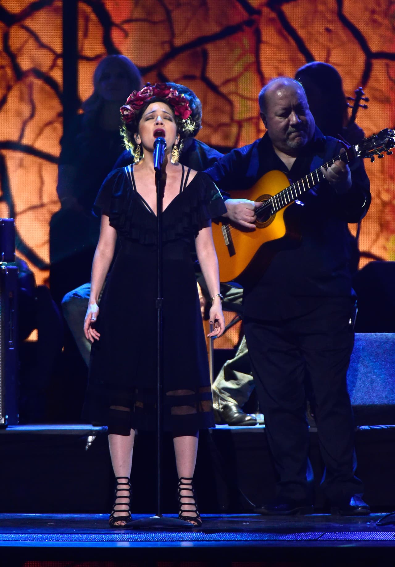 En esa ocasión, adornó su bella melena con una corona de flores en la cabeza.