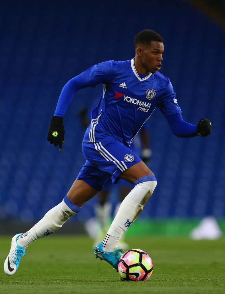 Reece James, Chelsea. Este joven de 19 años debutará el jueves con el primer equipo del Chelsea después de una lesión en el tobillo. Jugador fuerte físico y mentalmente, lo cual beneficia al equipo en defensa y ataque.