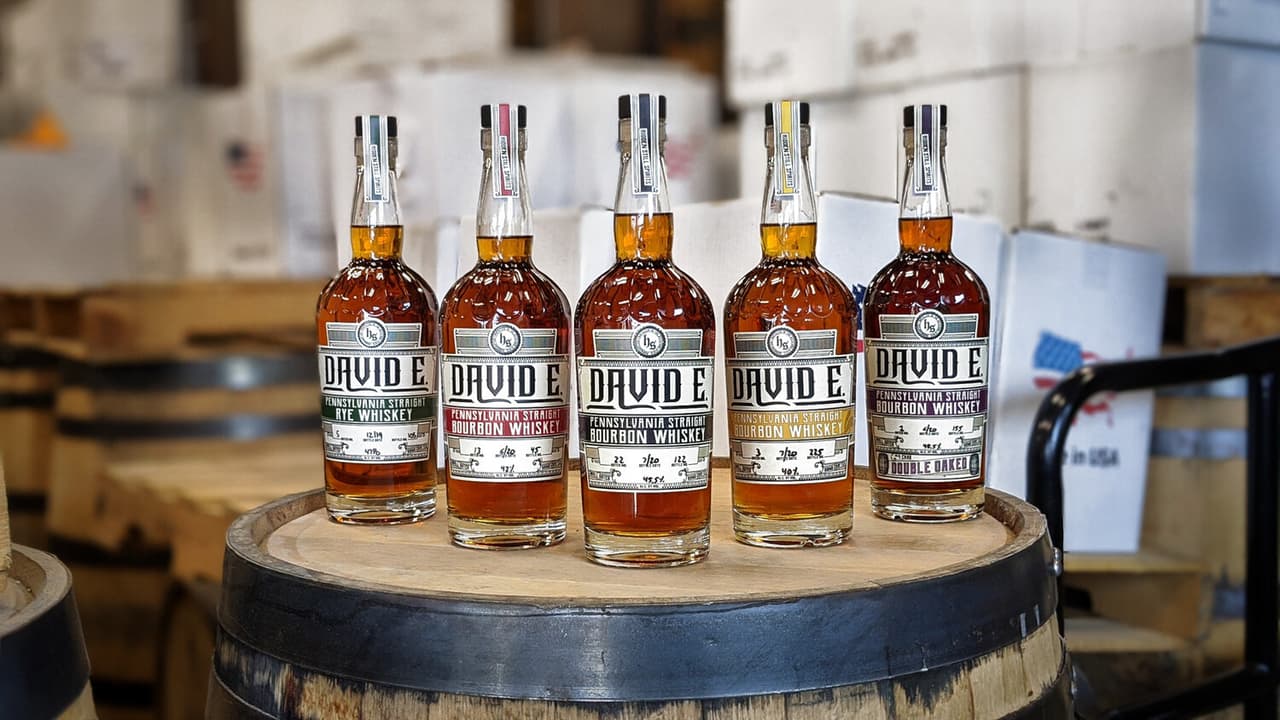 <b>Hidden Still Spirits</b>: La destilería es conocida por ser el mayor productor de whisky bourbon puro artesanal en Pensilvania, pero también produce vodka, ron especiado, ginebra y otros licores artesanales. De miércoles a sábados, pida sándwiches de puerco desmenuzado, costillas y hamburguesas del camión de comida en el lugar y lleve su comida al patio al aire libre. 📍505 W. Chocolate Avenue, Hershey