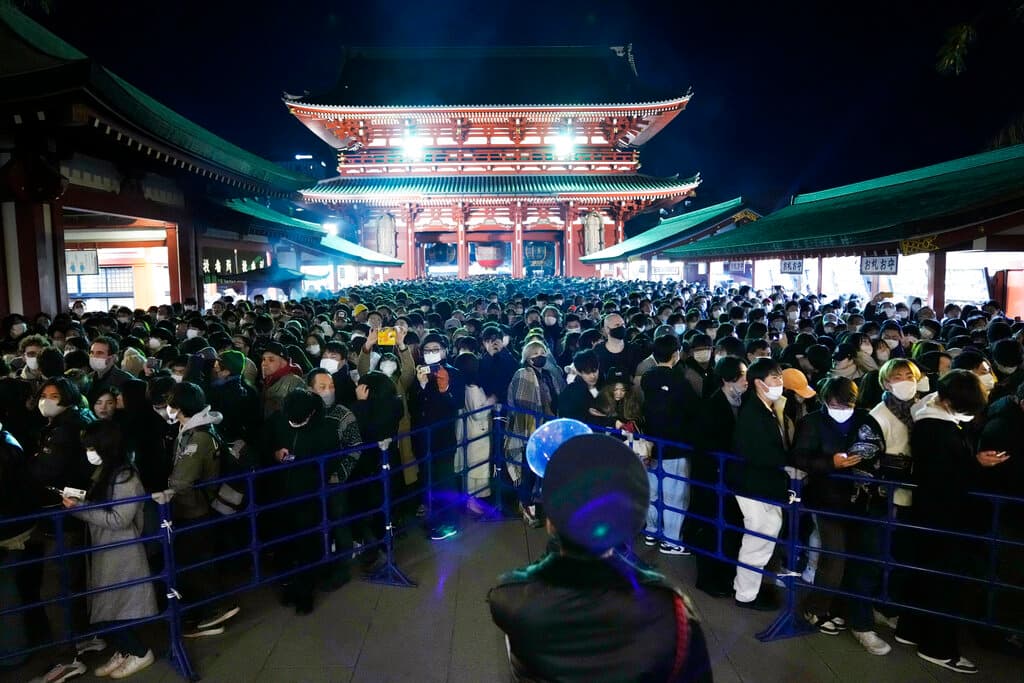 El público hace fila para rezar en el salón principal del templo budista Sensoji el día de Año Nuevo en Tokio, el domingo 1 de enero de 2023.
