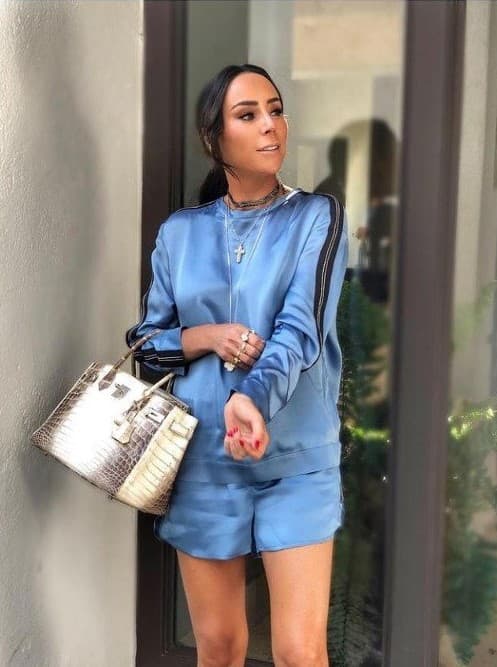 También se dio a conocer que ella y su marido compraron en 2017 la mansión que Cher vendió en 
<b>15.5 millones de dólares</b>. La pusieron en venta en 2020. 
<br>