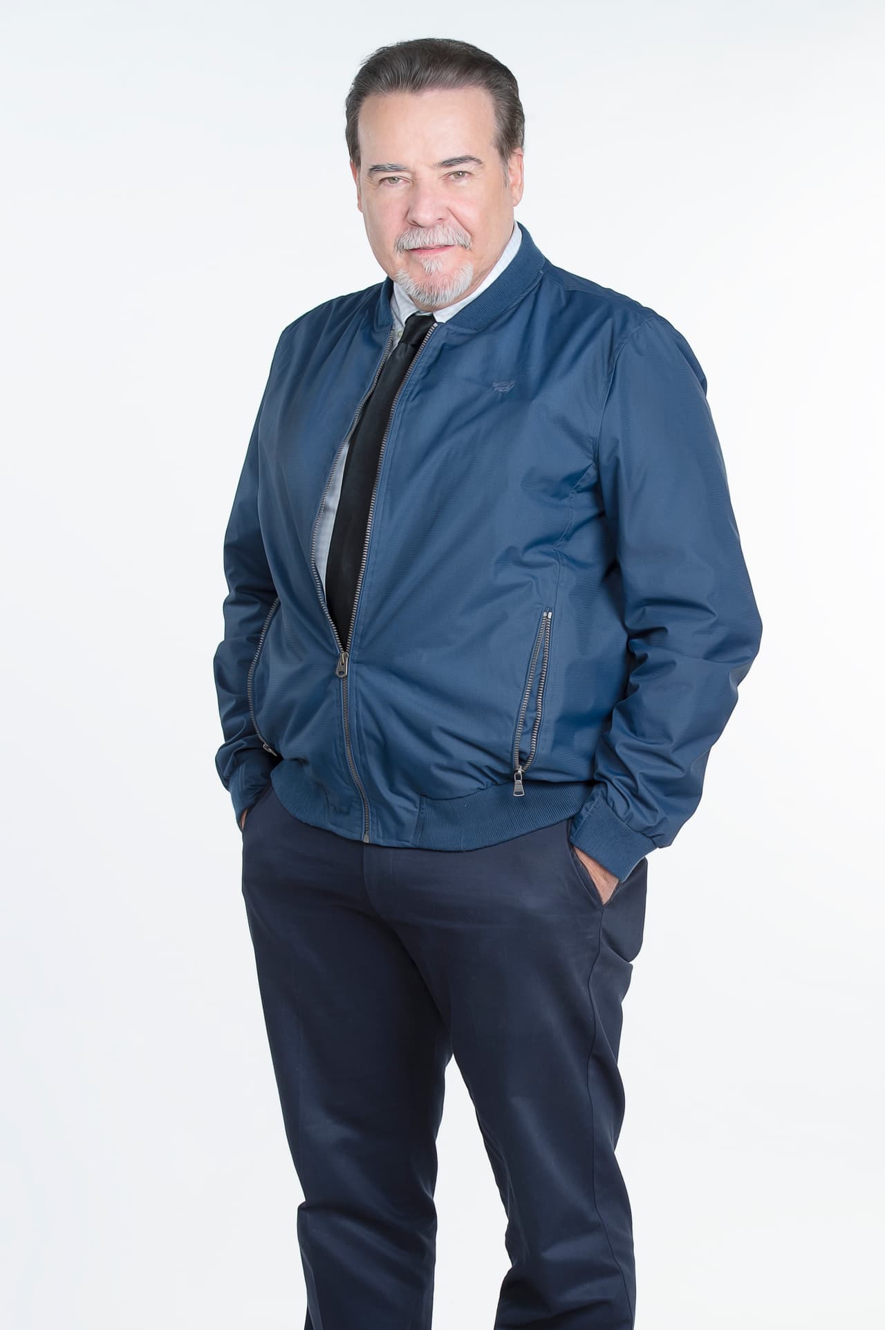 El cubano 
<b>César Évora</b> se pondrá en los pies de Nelson López, padre de Gina, cuyo éxito laboral y prosperidad económica se la deberá a Pedro y a Domingo.