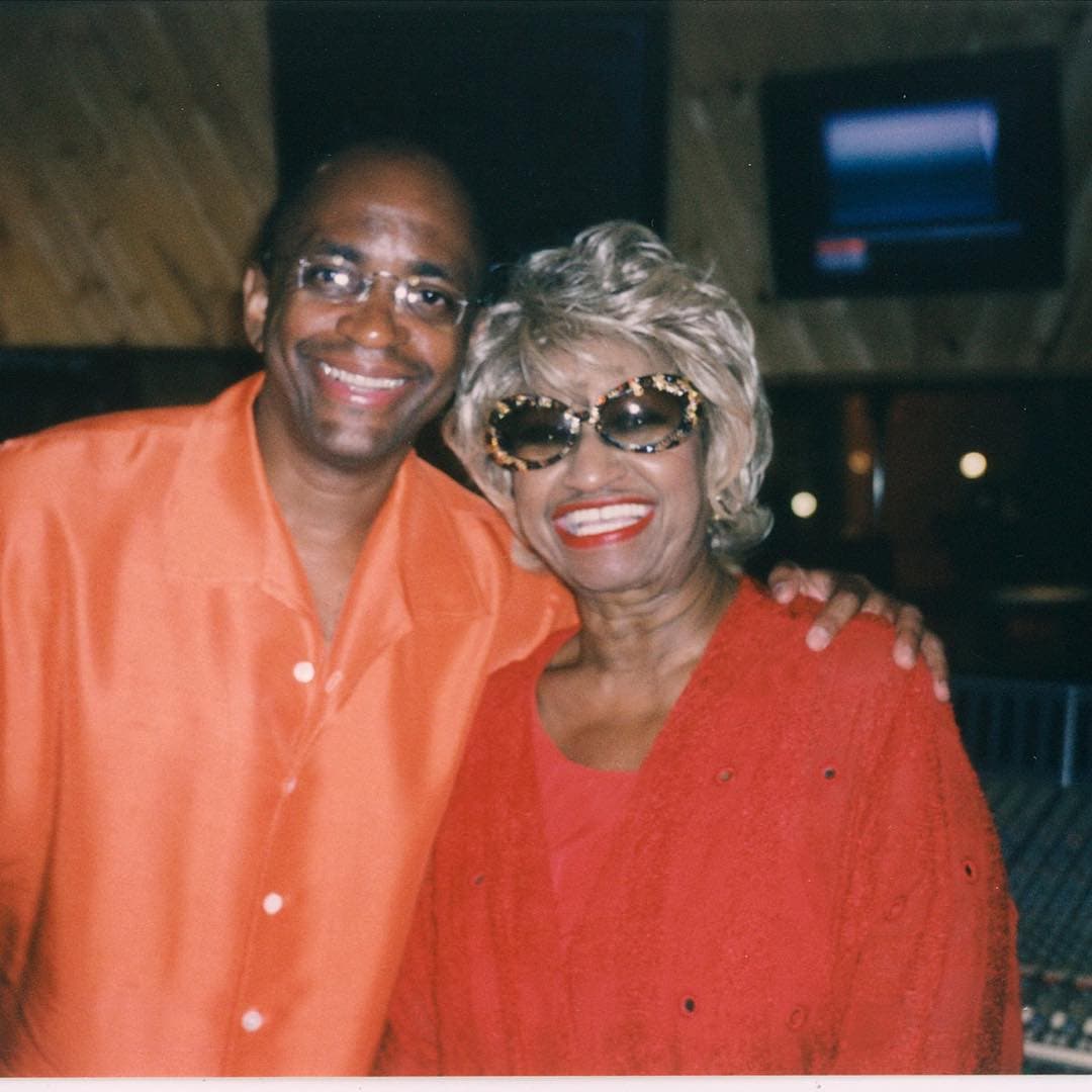 Es por eso que, en sus ratos libres, el compositor de 'La vida es un carnaval', que inmortalizara Celia Cruz, prefiere escuchar noticias u otros temas en la radio: “Eso me permite estar más sensible a la hora de grabar… O, en este caso, de trabajar con las concursantes de Reina de la Canción”.