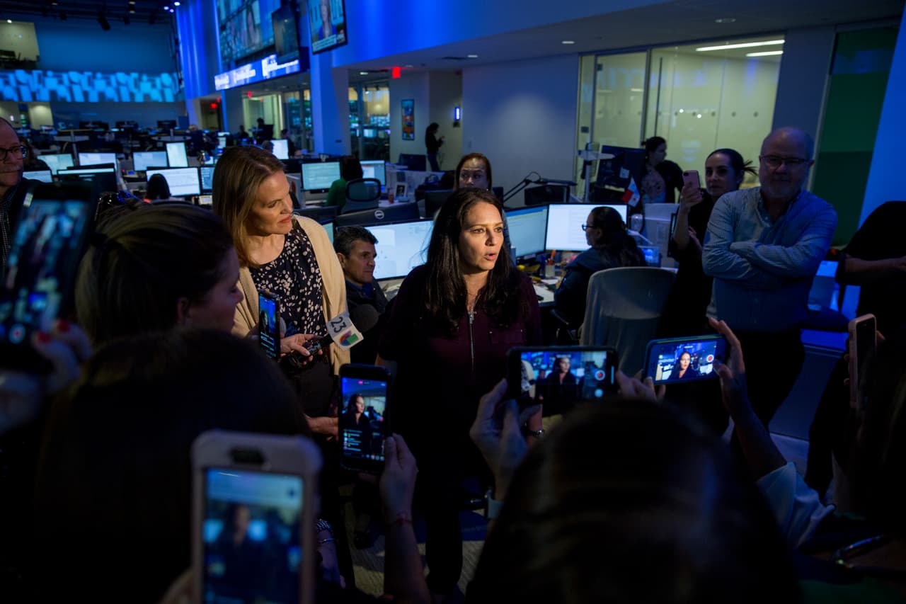 María Martínez, vicepresidenta y jefa de asignaciones de Univision Noticias, contó a sus compañeros los momentos de tensión mientras estuvieron detenidos en el palacio presidencial venezolano, por cerca de tres horas.