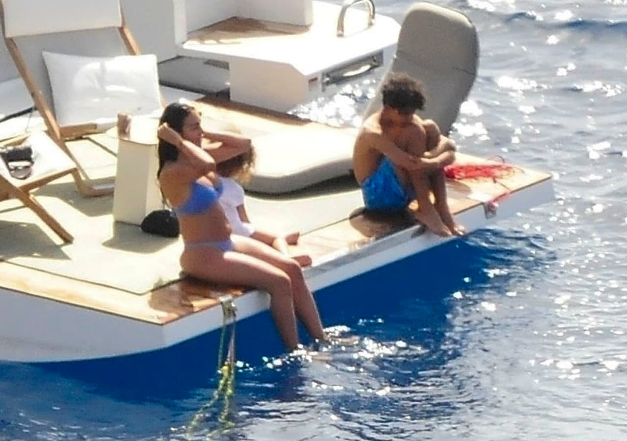 También cuenta con una moderna cocina a bordo. 
<br>