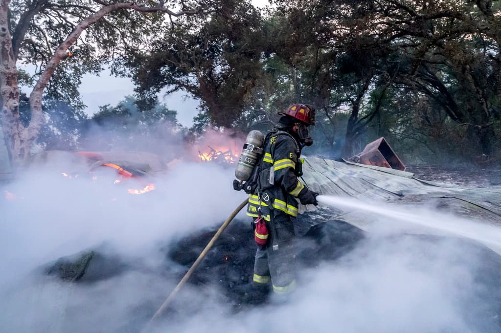 Un bombero resultó herido y fue trasladado a un hospital durante la noche, según un portavoz de CalFire.