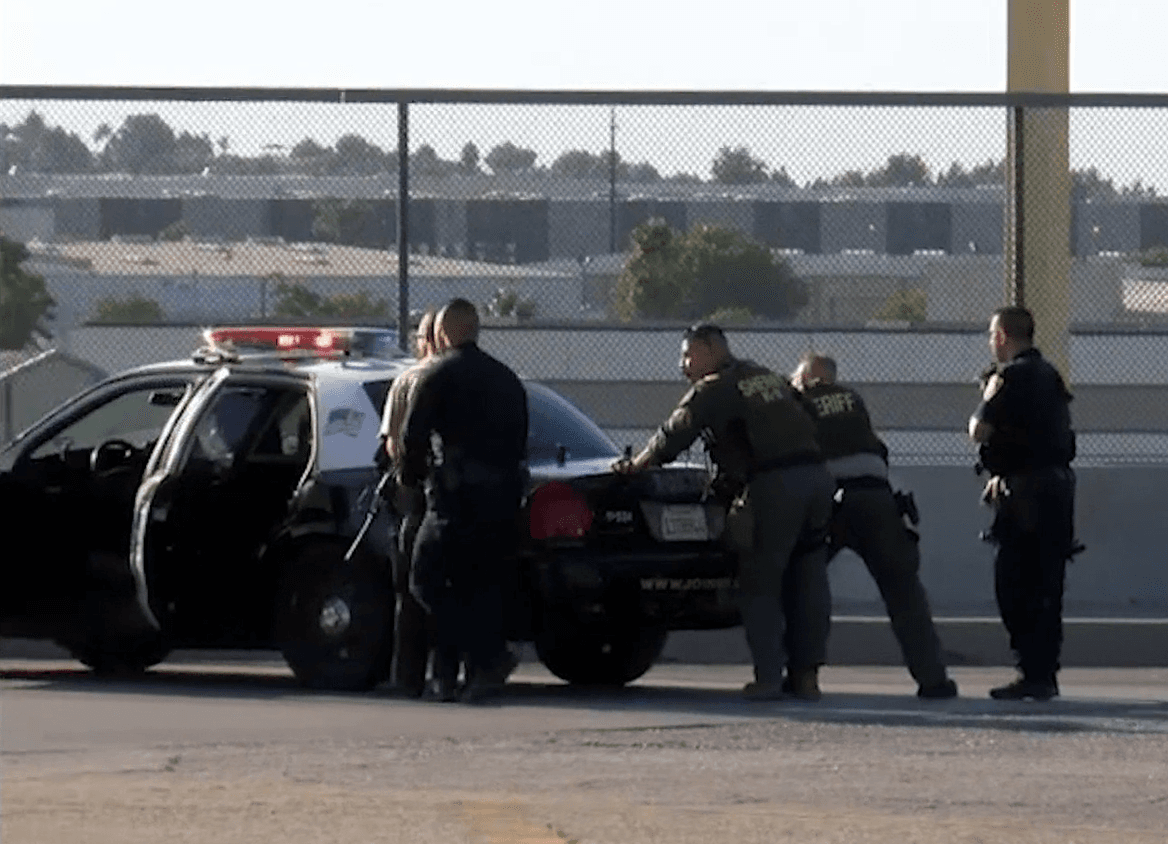 El enfrentamiento ocurrió alrededor de las 5:35 de la tarde, cuando tras ser detenido por un oficial de la patrulla de caminos desató su furia, disparando múltiples veces contra el patrullero.