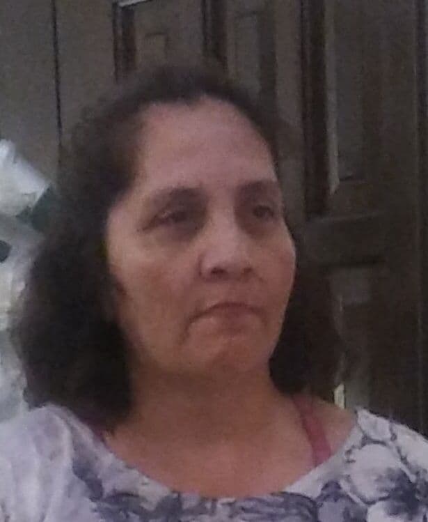 <a href="https://www.univision.com/local/san-antonio-kwex/recuperacion-cuerpo-mujer-muuerte-inundaciones-san-antonio-lluvias-muertes-tormenta-pamela-north-graytown-road-fm-1518-fm-1346">Esther Rodríguez</a>, una mujer de 52 años, también murió en la misma carretera. Se dirigía a llevar a sus hijos a la escuela.
<b>Era vecina de Alyssa. </b>