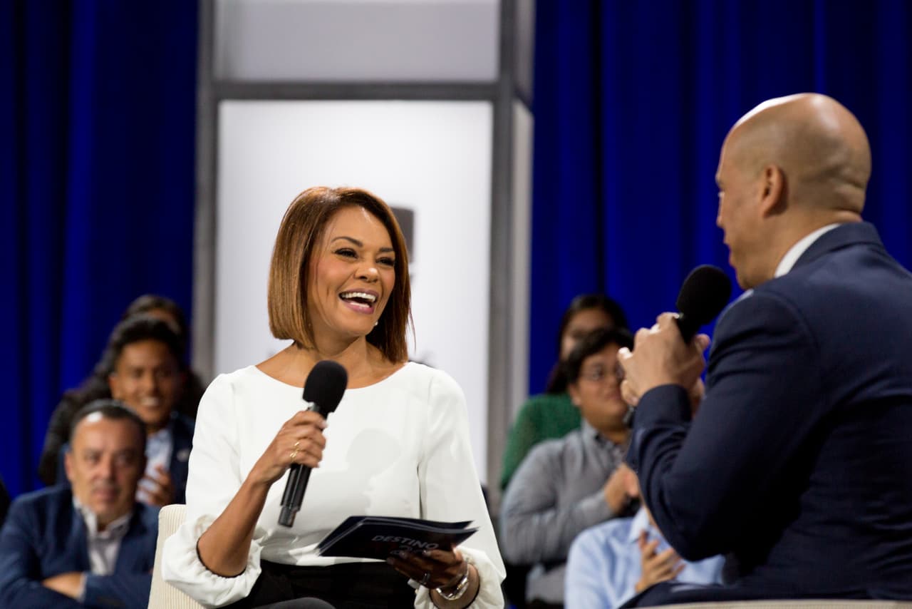 Booker fue interrogado sobre el control de armas y respondió que "la violencia en nuestro país es increíble. Cuando sea presidente presentaré la visión más osada para combatir la violencia de armas. Voy a luchar contra los cabilderos corporativos y contra la NRA como nunca antes se ha visto".