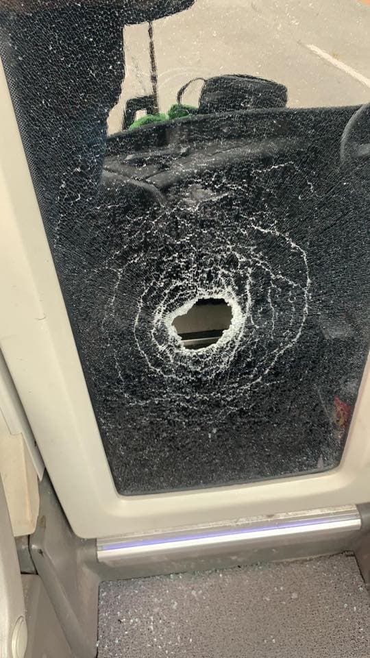 Los integrantes de la agrupación denunciaron en sus redes sociales que varios sujetos 
<b><a href="https://www.univision.com/famosos/banda-tierra-sagrada-vivio-un-susto-grande-cuando-su-autobus-fue-atacado-en-mexico-fotos">atacaron el autobús</a></b> privado en el que viajaban causando daños en la puerta y parabrisas.