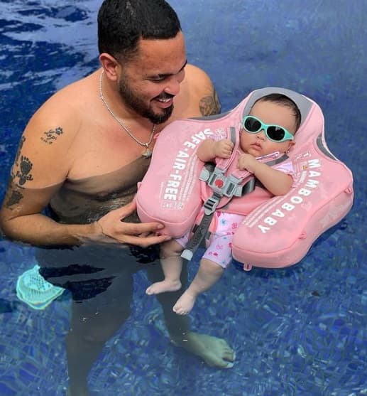 Curiosamente, la famosa compartió en Instagram que, desde los 3 meses, la bebita ya disfruta de nadar en la piscina.