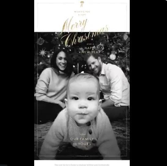 En la fotografía Archie, de 7 meses, es 
<b><a href="https://www.univision.com/famosos/meghan-markle-y-el-principe-harry-desean-una-feliz-navidad-y-archie-les-roba-el-show-fotos">el protagonista</a></b> apareciendo en primer plano respaldado por la sonrisa de sus padres.
