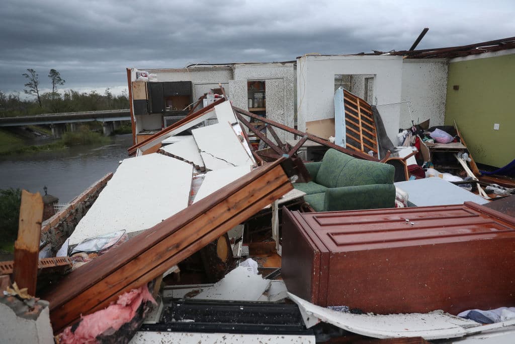 Con la luz del día de este jueves, se empiezan a ver los primeros daños que deja Laura. En esta imagen se muestran los restos de lo que fuera la habitación de un hotel en Larke Charles.