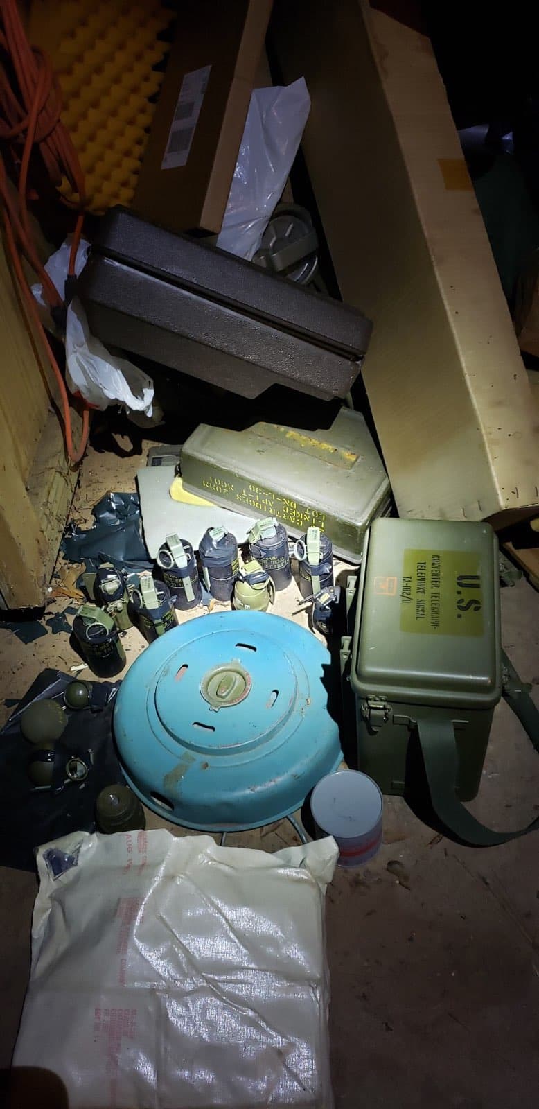 El armamento incluye granadas y otro tipo de explosivos.