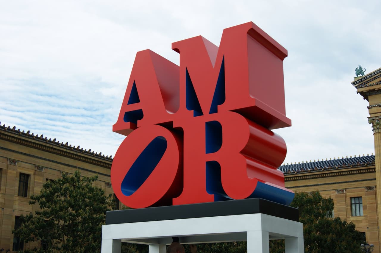 AMOR sirve como el ícono perfecto para tomar fotos para agregar a una selfie tuya y de tu pareja. Ubicada en el Parque de las Ciudades Hermanas, la escultura de seis pies de altura se traduce como "amor" en español y latín.
