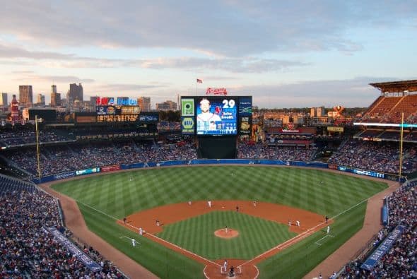 El Turner Field: es un estadio de béisbol que se localiza en Atlanta, donde juega el equipo de la grandes ligas de béisbol Atlanta Braves. Fue construido en 1997, originalmente como el Centennial Olympic Stadium para ser sede central de las olimpiadas de Atlanta 96. Sin embargo ahora es la casa de los Atlanta Braves. (Imagen tomada de Wikipedia)