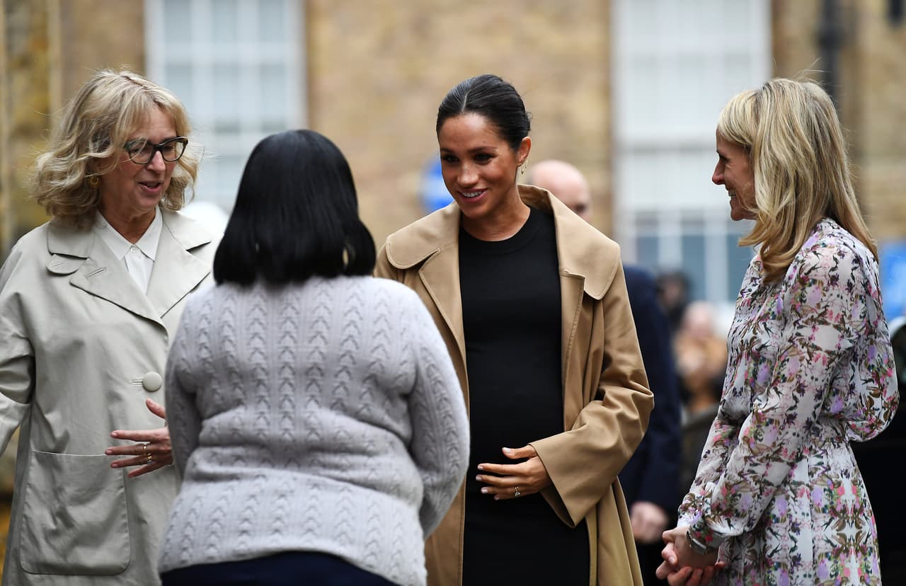 A su llegada a la organización, Meghan Markle fue recibida por la directora ejecutiva de Smart Works, Kate Stephens y por la presidenta fundadora, Lady Juliet Hughes-Hallet.