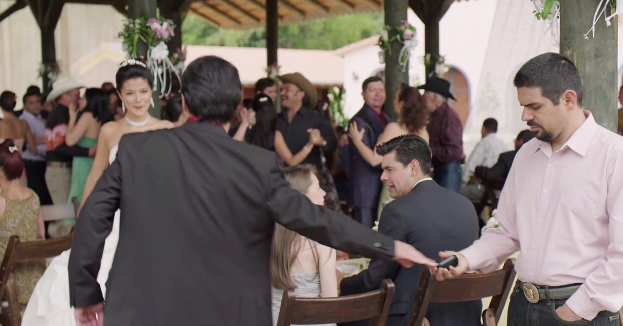 'El Chapo' colgó el teléfono y siguió celebrando su nueva unión.