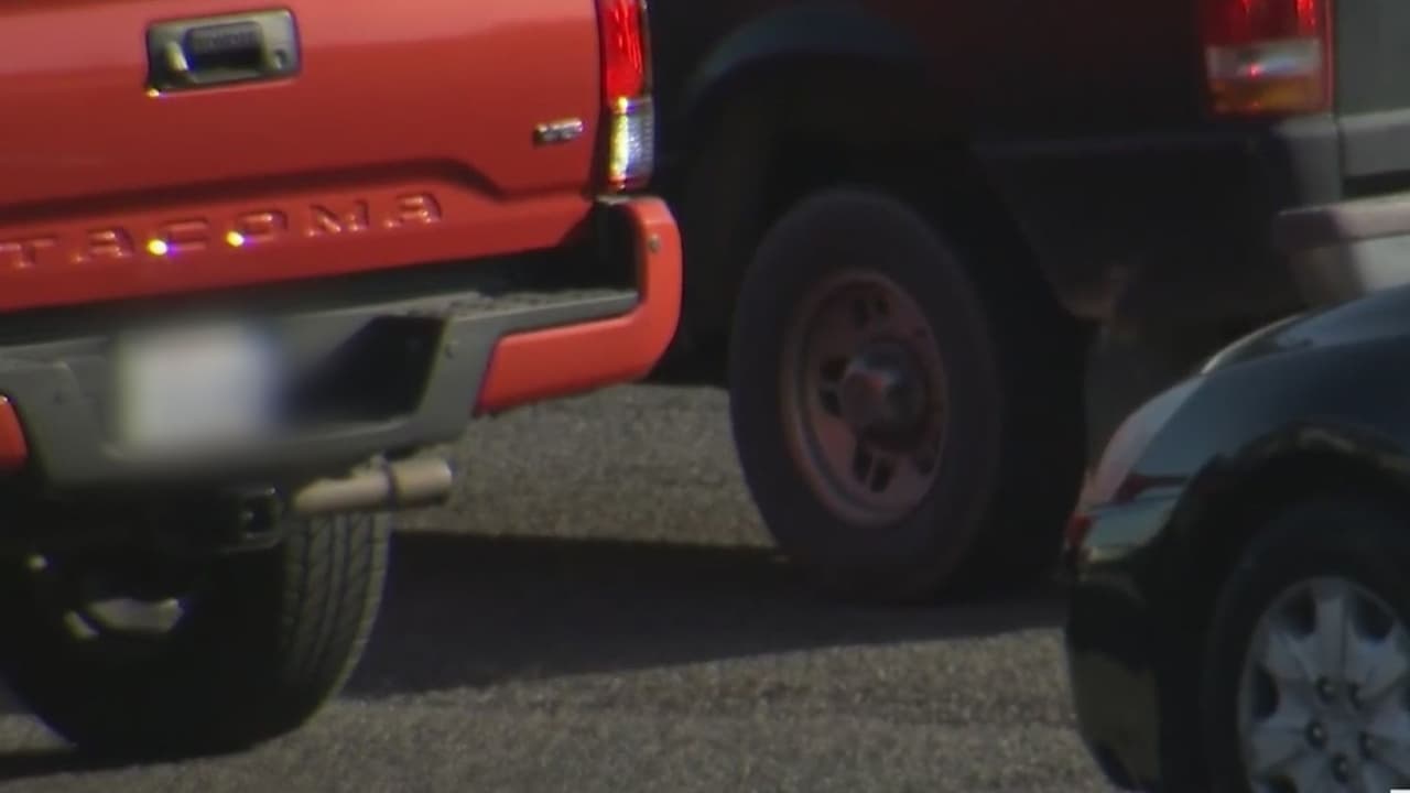 <b>5 Cómo se puede auxiliar a una persona detenida en la carretera</b>
<br> 
<br>El oficial Meza explica que en estas situaciones lo primero es encender las luces de emergencia.
<br> 
<br>“En estos casos, la recomendación es que el conductor que viene a auxiliar estacione su carro delante del vehículo averiado”, explicó el oficial Meza.