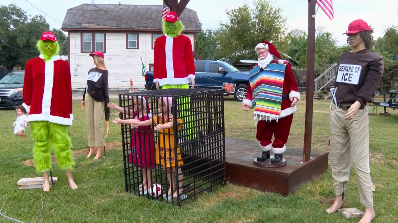 Vecino de Houston decora con un ‘Grinch’ MAGA como crítica a políticas de inmigración en época navideña