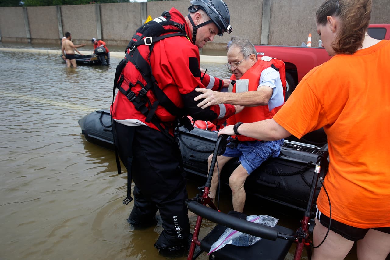 Rescatistas asisten a residentes de Braeswood, al suroeste de Houston.