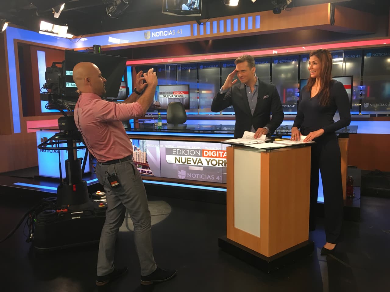 El reportero Luis Gómez hace un Facebook Live de uno de los ensayos de #EdicionDigitalNY con los presentadores Rafael Bello y Patricia Fuenmayor.