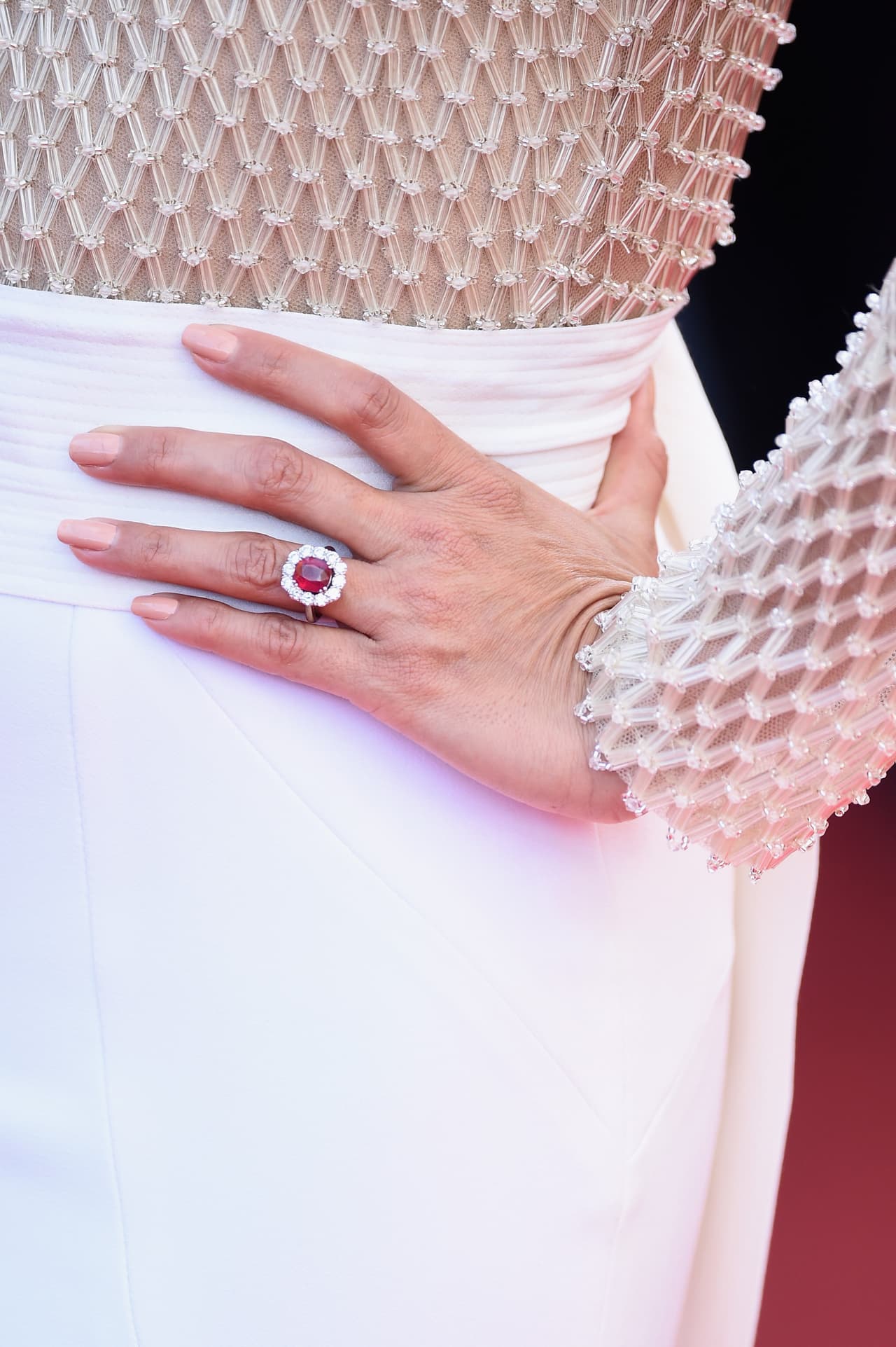 No podía faltar su anillote de compromiso, con un rubí gigantesco.