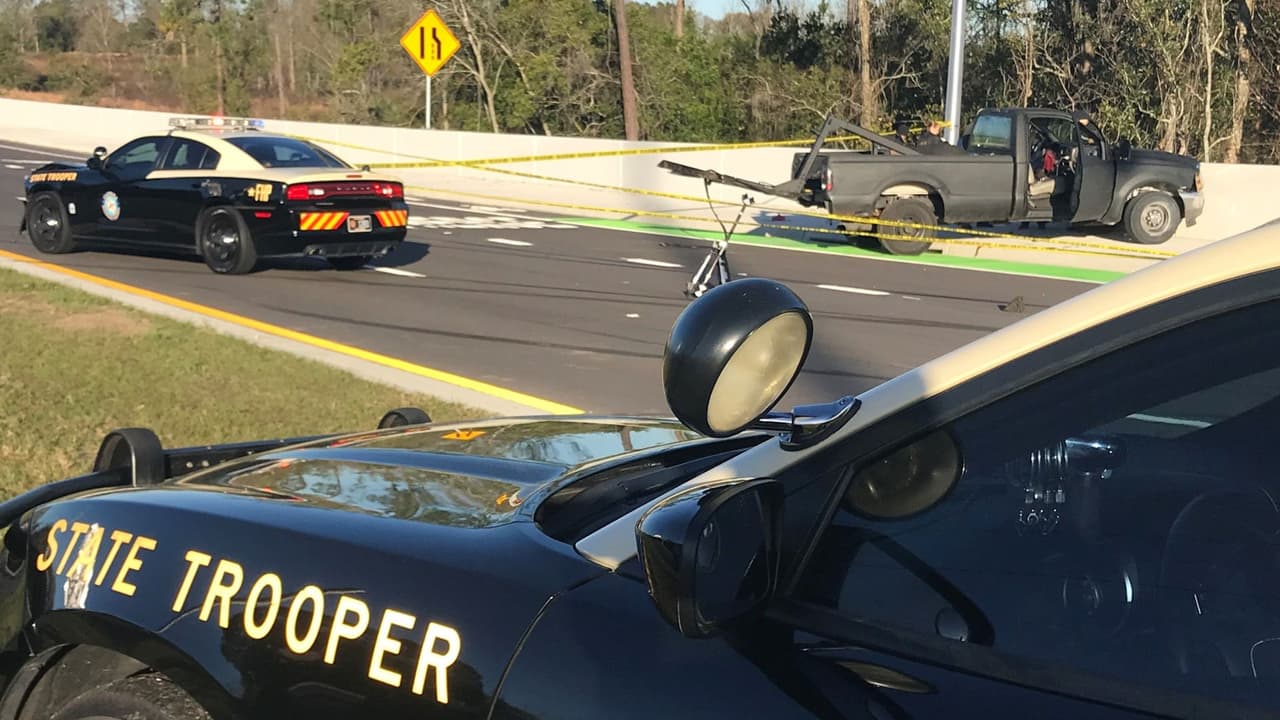 Un hombre muerto y un oficial herido tras tiroteo por presunto robo en la autopista I-75 en Florida