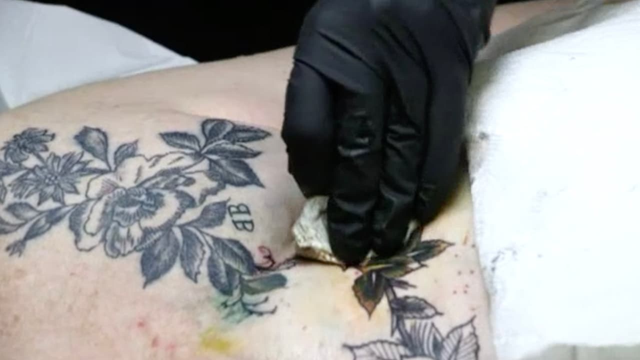 Si tienes un tatuaje cuyo significado te podría afectar, es mejor que acudas con un especialista para removerlo, recomienda el abogado a la comunidad de Univision 45.