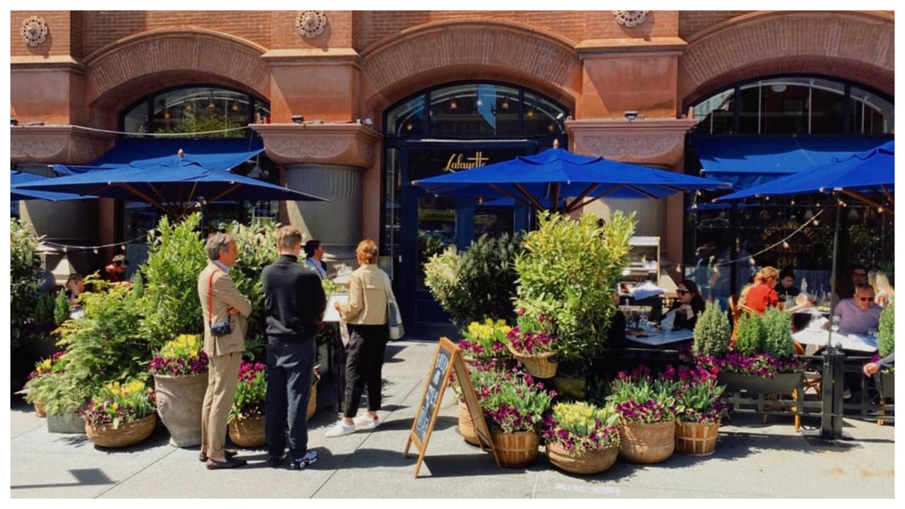 Llegan armados de gran paciencia, pues tienen que estar dispuestos a hacer grandes colas (o a madrugar) para probar un ‘Suprême’.
<b>Despué publican vistozas fotos deborando sus Supréms en Instagram o TikTok. </b>