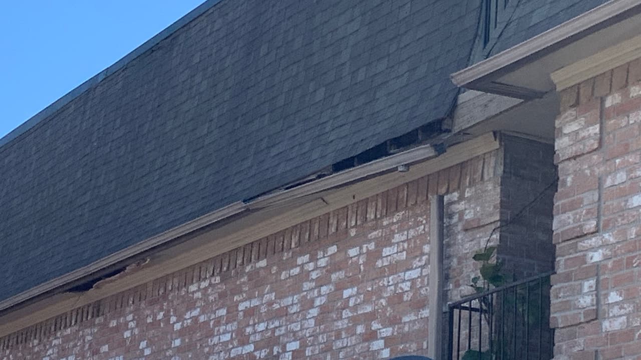 El Departamento de Vecindarios hace inspecciones de manera regular para verificar que las comunidades estén seguras, esto incluye reportes de baches, grafiti, autos abandonados, basura en lugares públicos, maleza en terrenos entre otros.