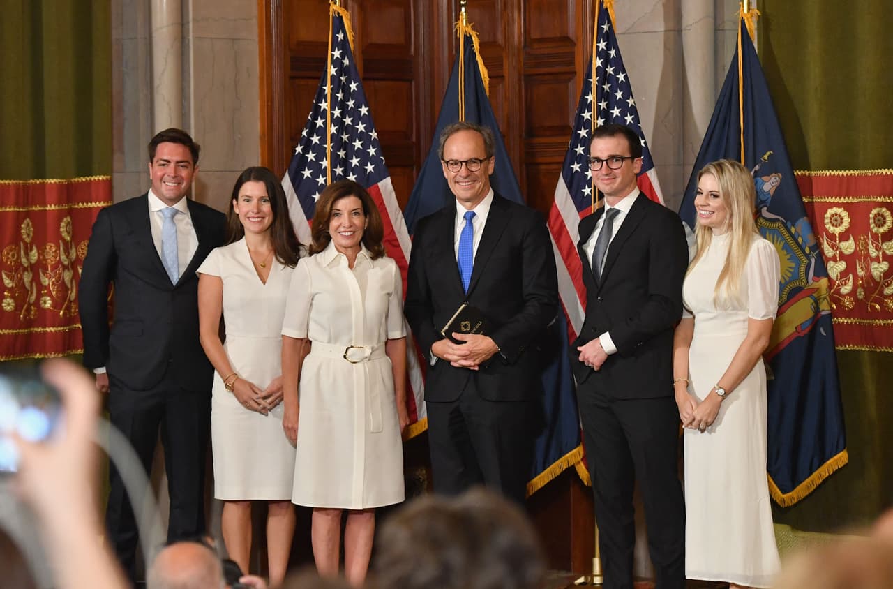 "Tenemos que hacer que el Estado funcione hoy. No debemos tolerar a las personas que cruzan la línea. Toda la formación en materia de acoso sexual debe realizarse en directo, sin más clics en las clases. Nos centraremos en un gobierno abierto y ético en el que los neoyorquinos confíen", dijo Hochul.
<br>