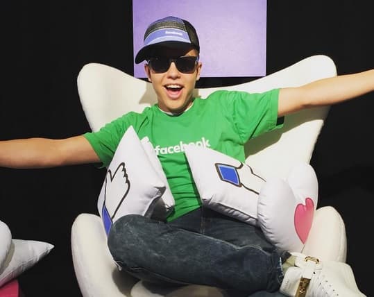 Jonatan se puso cómodo para las entrevistas... Se nota que está disfrutando su primera vez en Premios Juventud.