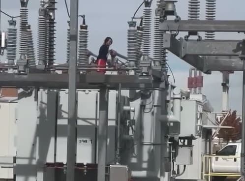 Una 
<b>mujer escaló un transformador </b>en Salt Lake City.