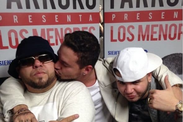 'ejo tampoco pudo librarse de que J Balvin le diera un beso, pero Farruko sí.