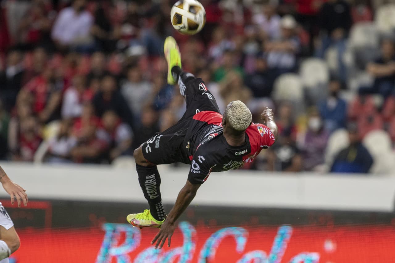 El resto del encuentro fue ríspido y muy disputado sin un claro dominador.