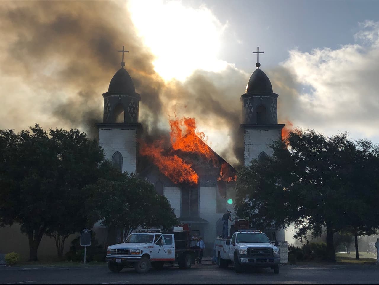 Incendio destruye una iglesia católica histórica cerca de Temple 