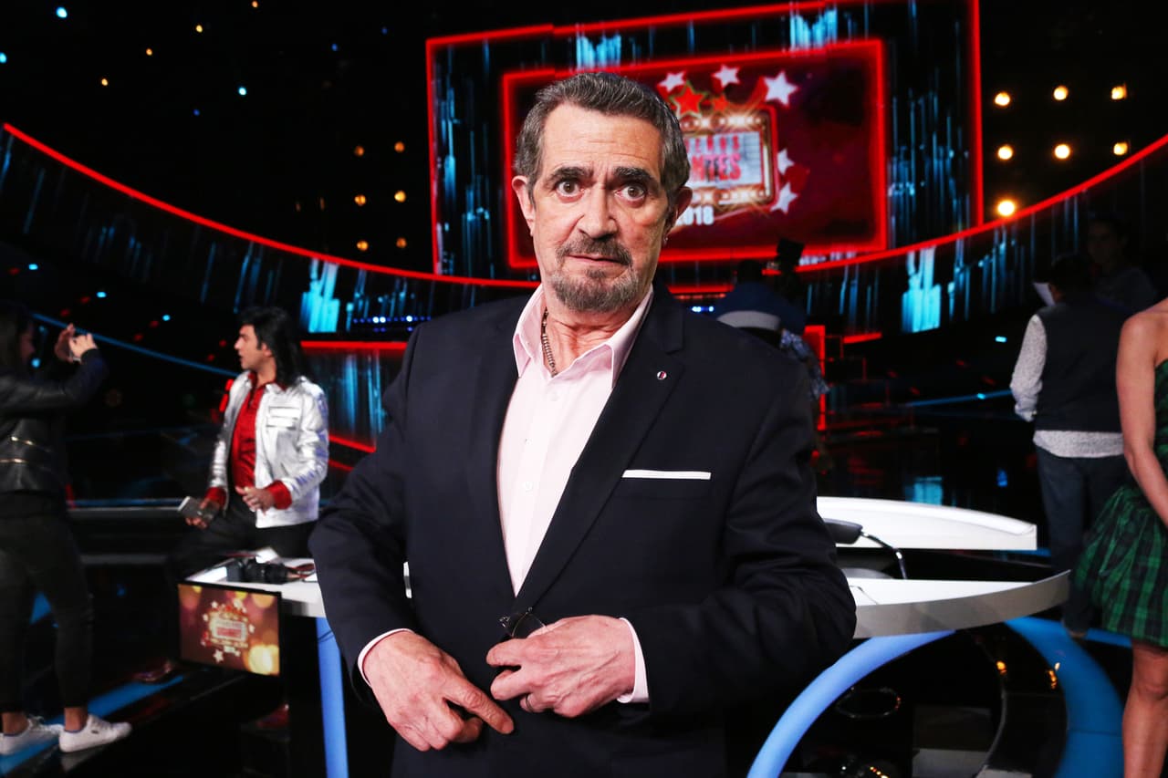 Aunque su vestimenta es clásica, su personalidad lo hace lucir juvenil.