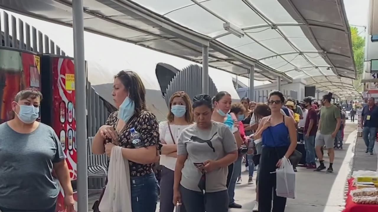 Las mercancías, el comercio y los trabajadores de la salud continuarán cruzando ambas fronteras.
<a href="https://www.univision.com/noticias/inmigracion/en-que-consiste-el-cierre-de-la-frontera-con-mexico-y-canada-para-todos-los-viajes-no-esenciales">Los más afectados</a> serán los turistas y
<a href="https://www.univision.com/shows/noticiero-univision/nueva-regla-pone-en-alerta-a-migrantes-en-el-norte-de-mexico-que-estan-a-la-espera-de-recibir-asilo-en-eeuu-video">solicitantes de asilo</a>.
<br>