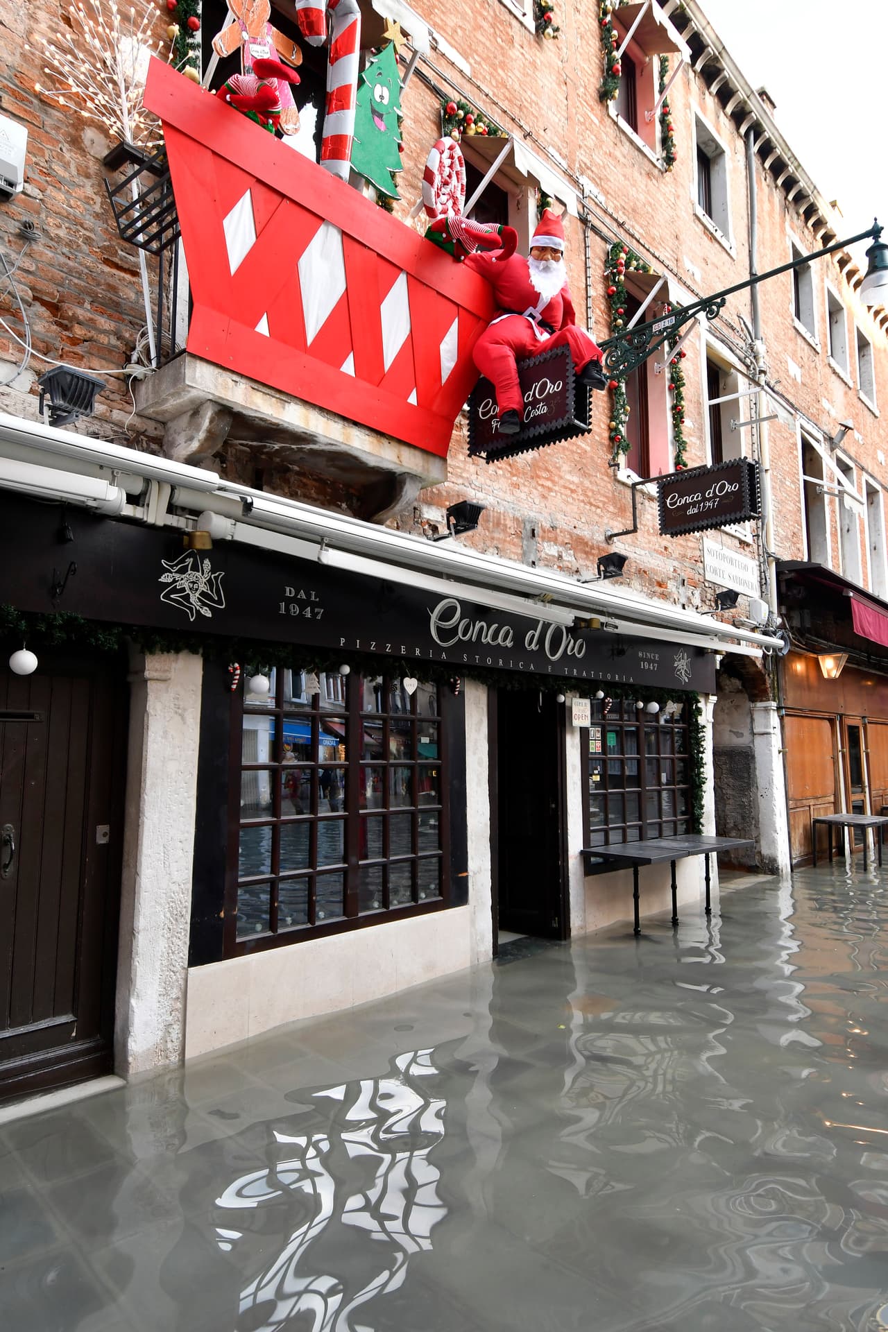 Los hoteleros venecianos aseguran que las impactantes imágenes de la excepcional marea del 12 de noviembre que dieron la vuelta al mundo, la peor desde 1966, desataron temores excesivos entre los viajeros.
<br>