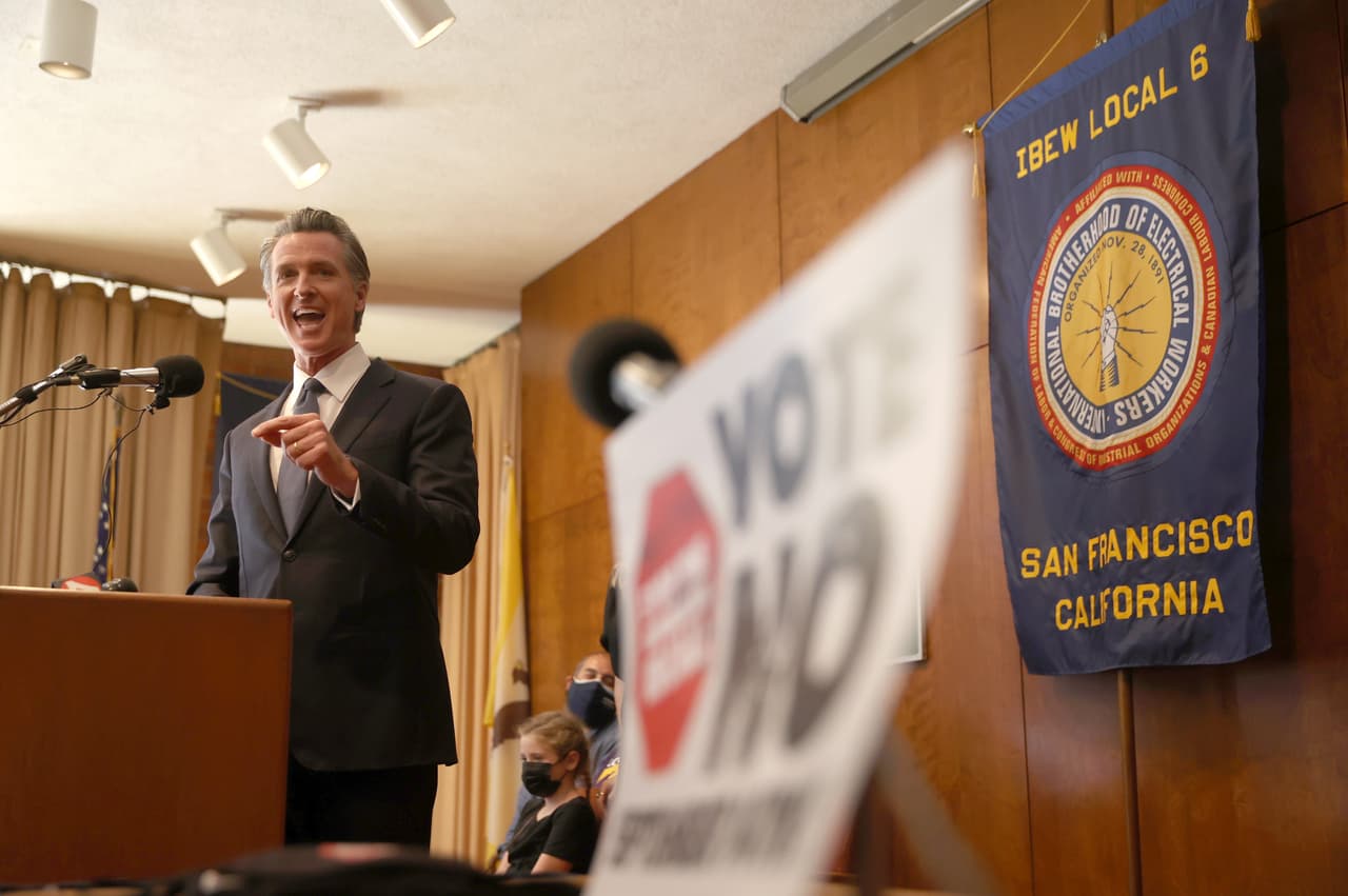 En San Francisco, el gobernador Gavin Newsom hizo un último evento de campaña en el salón sindical IBEW Local 6.