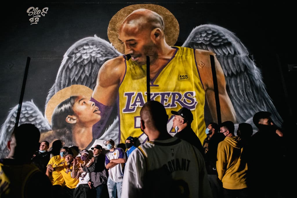 Sin importar las medidas sanitarias, fanáticos se reunieron para rendir tributo a su equipo tras 10 años de no ser campeón. Finalmente LeBron y compañía, consiguen un título más y se lo dedican a Kobe Bryant.