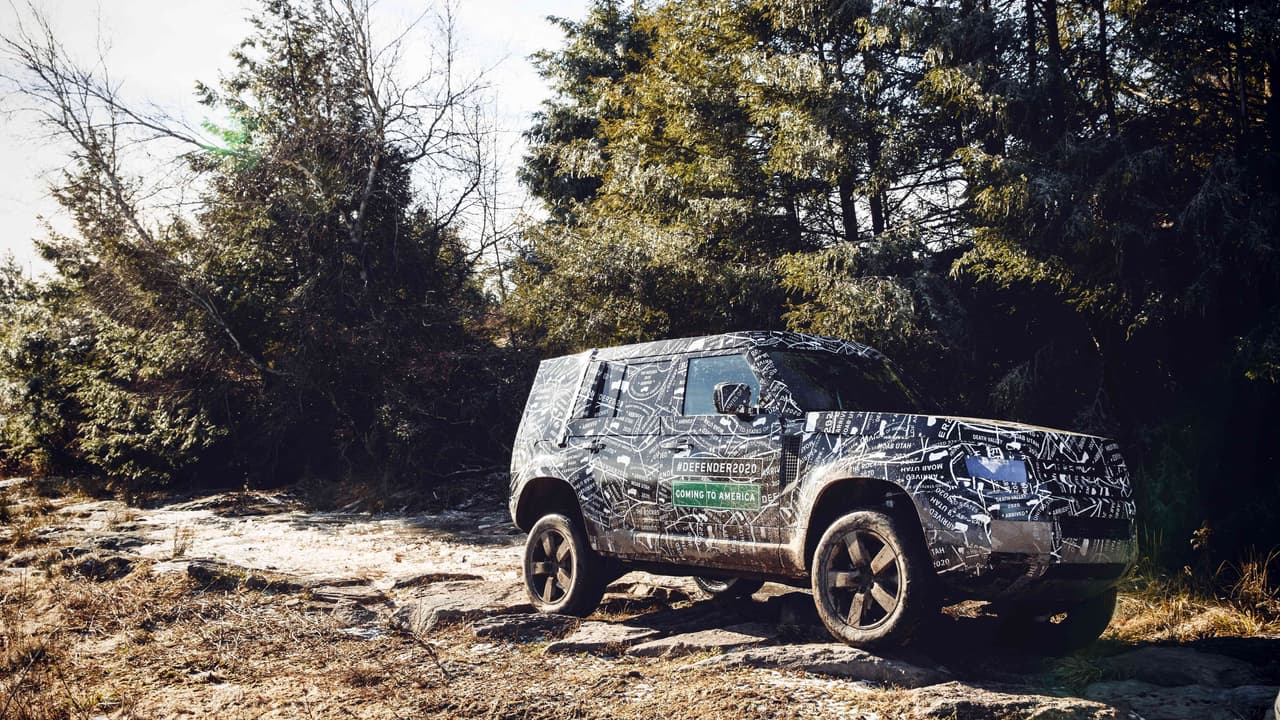 La Land Rover Defender 2020 está
<b>siendo puesta a prueba </b>actualmente en las vías y caminos más exigentes del mundo.